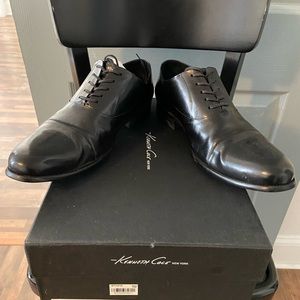 Men KennethCole black leather shoes 9.5 like new but worn.Nice shoes